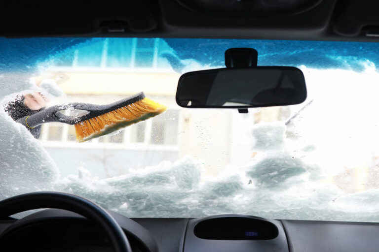 Czyszczenie przedniej szyby w samochodzie podczas zimy